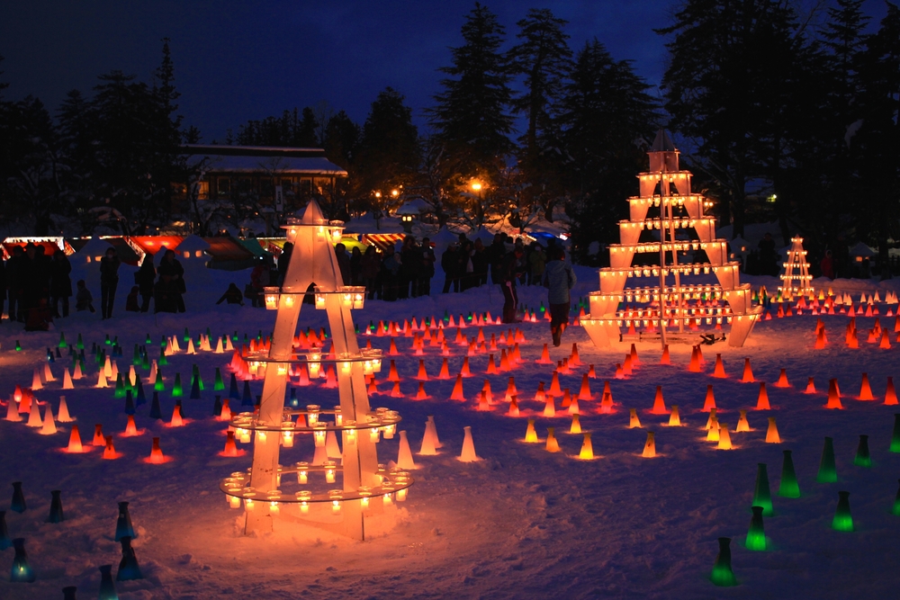 The ice lantern festival gives rise to the creation of several ephemeral monuments