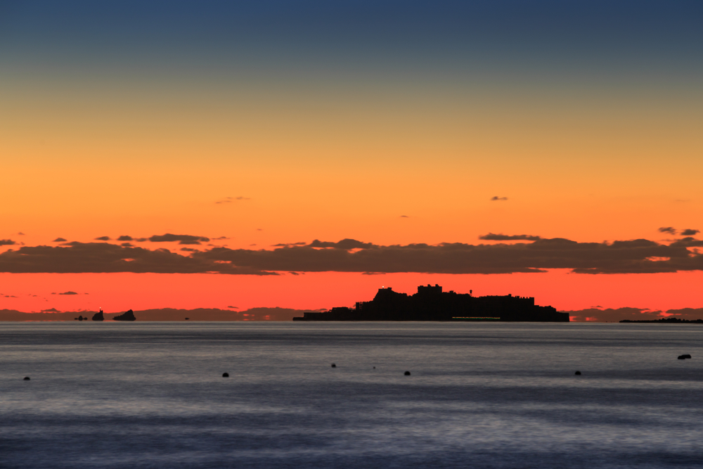 Vue lointaine au crépuscule sur Hashima