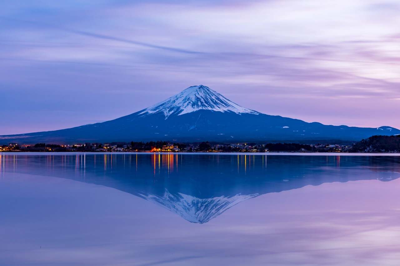 Le Mont Fuji se reflétant dans le Lac Kawaguchi au crépuscule