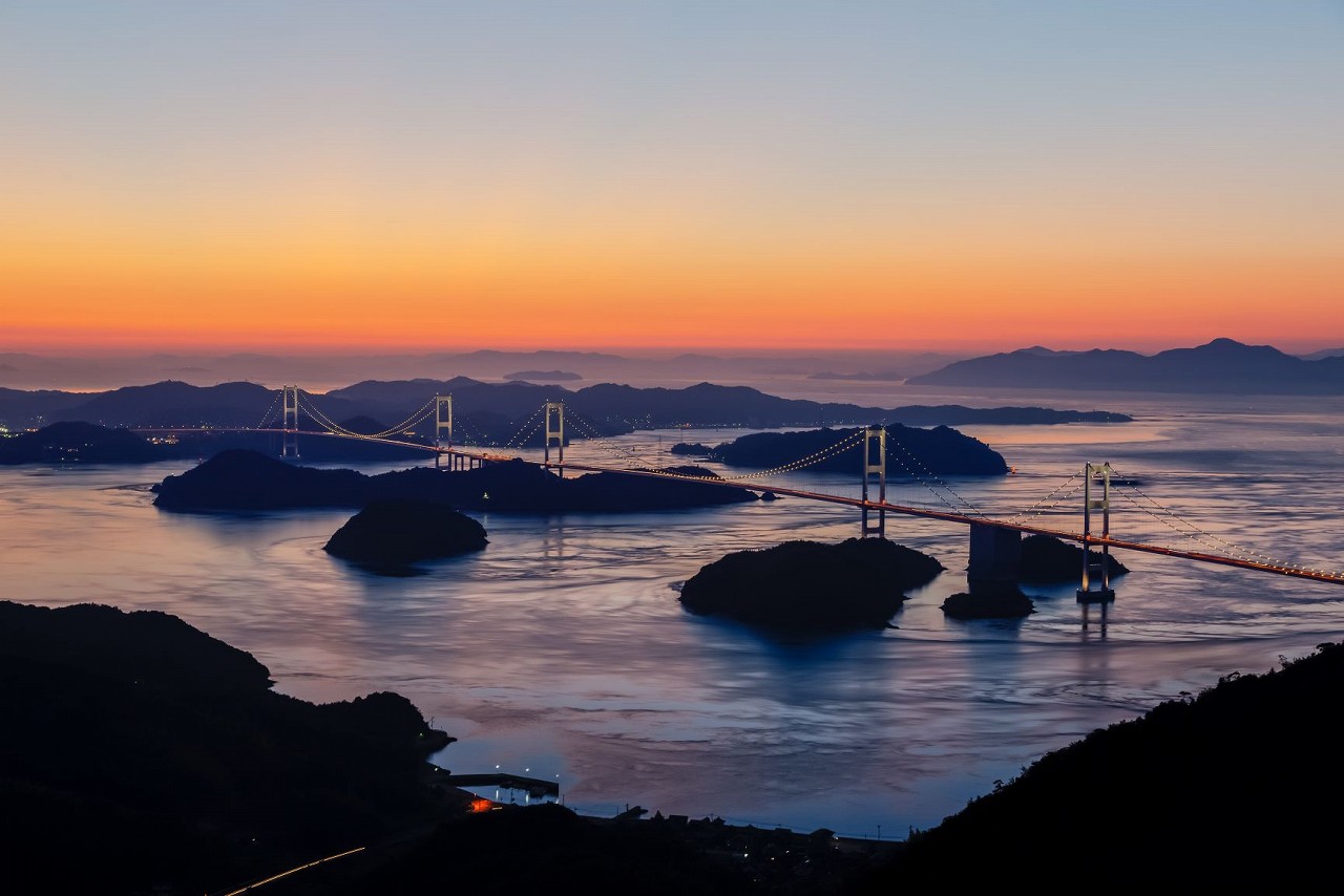 La route Shimanami Kaido sur la mer intérieur de Seto