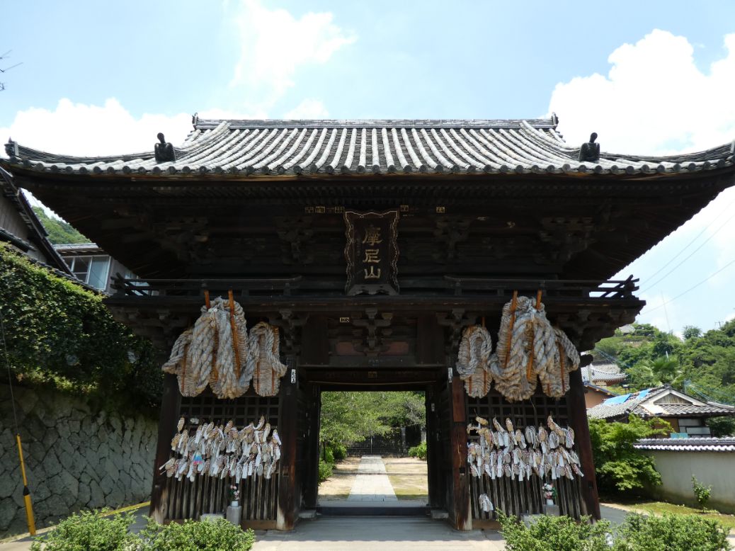 La porte de Niomon et les sandales géantes La porte de Niomon et les sandales géantes