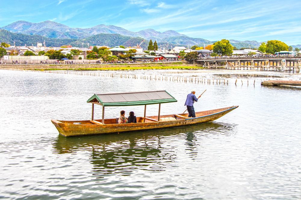 Pagode sur la rivière Katsura à Arashiyama