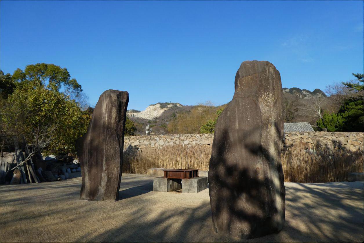 《イサム・ノグチ庭園美術館》
タクシーで45分、またはことでんバス瓦町乗り換えで所要1時間20分