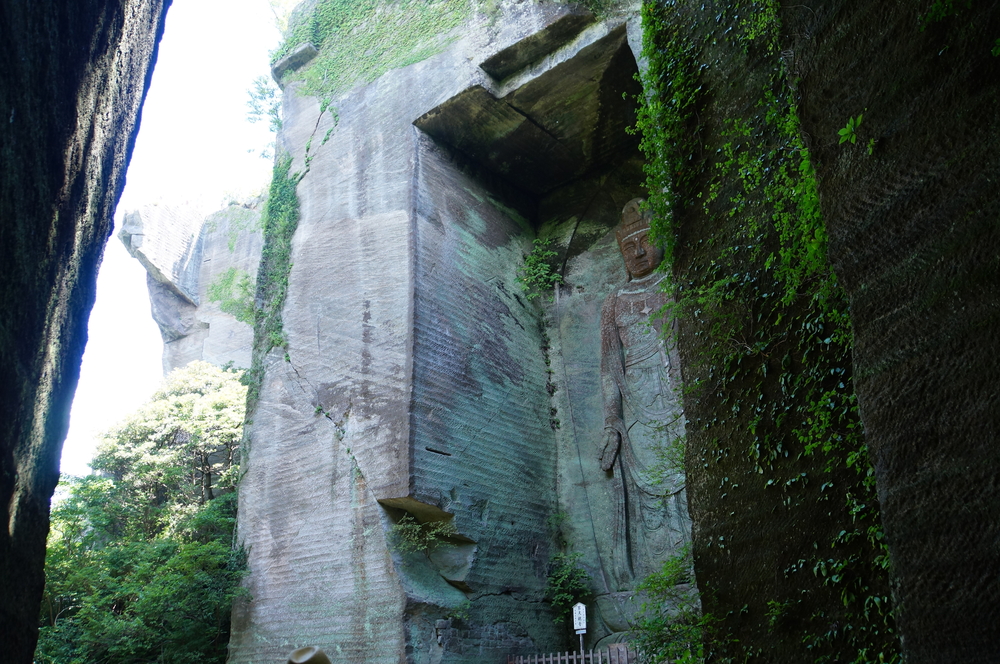 Bouddha sculpté sur le rocher