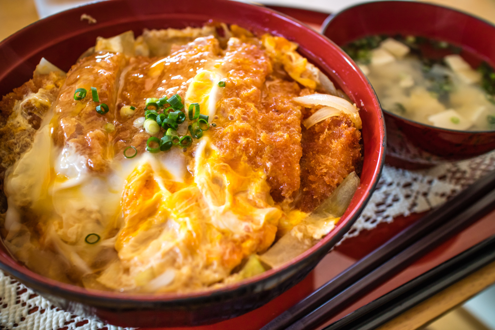 donburi de porc pané "Katsu-don"