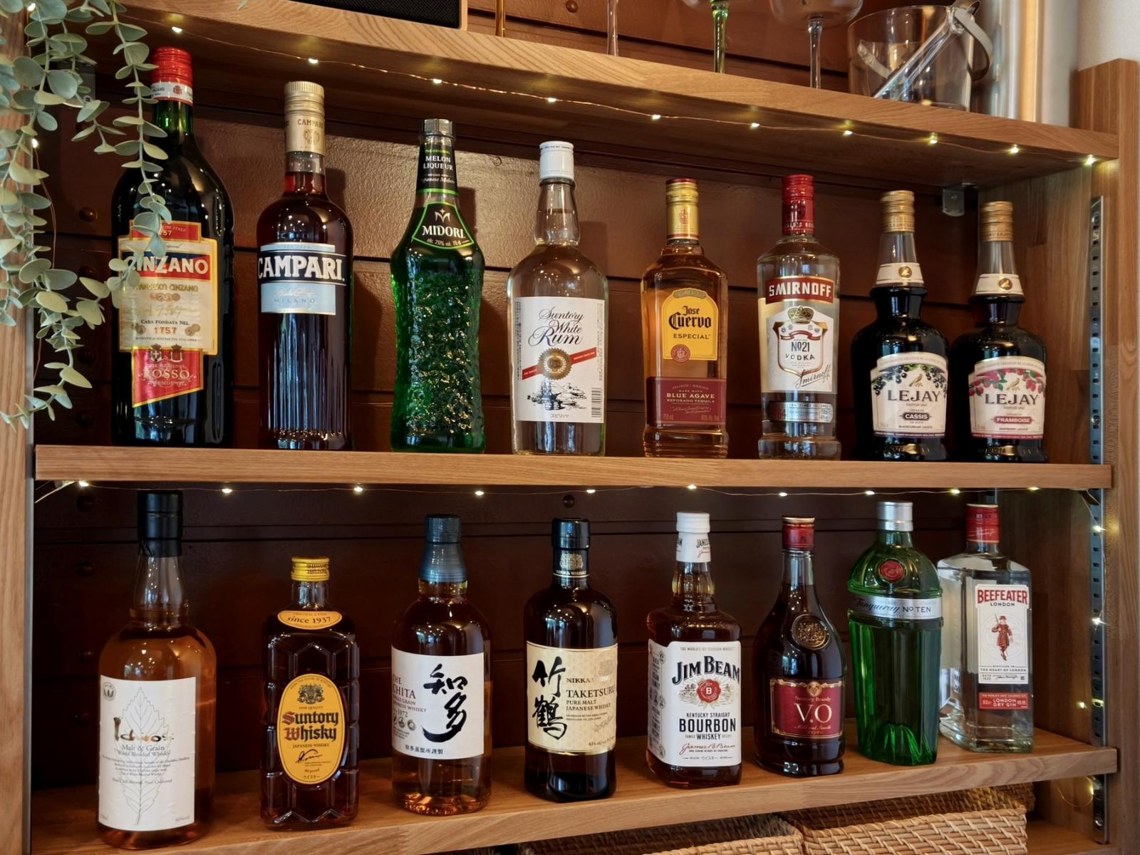 バーカウンターの棚に並ぶお酒のボトル