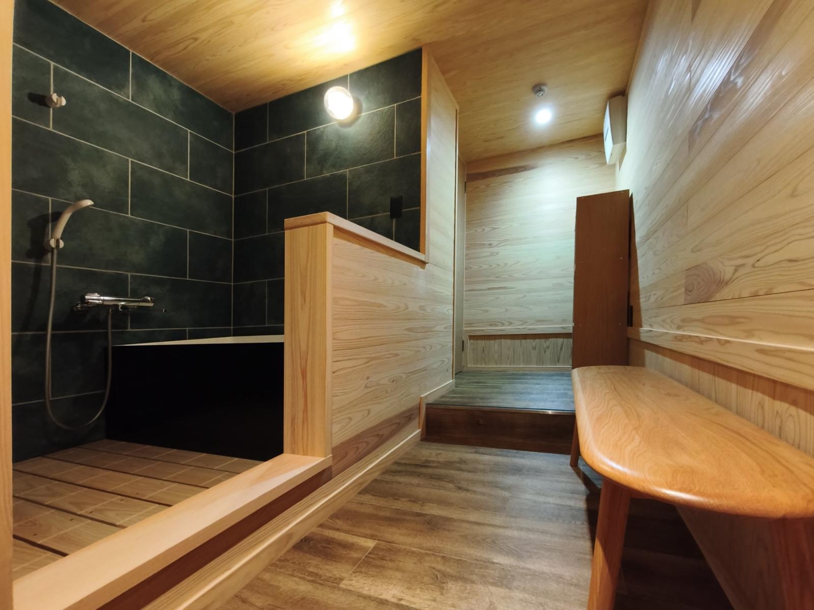 Base Sauna の洗い場とベンチ