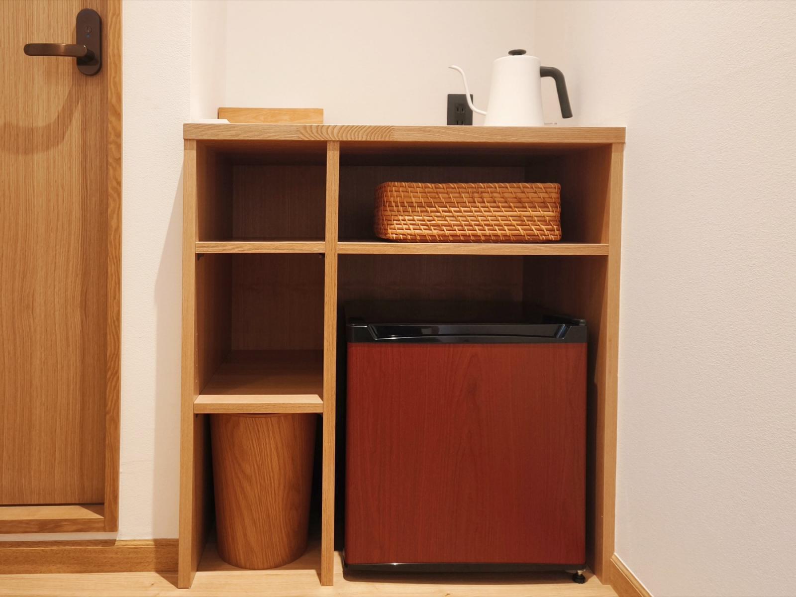 Standard の客室のケトルと冷蔵庫