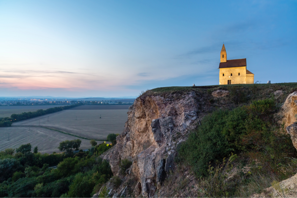 なぜこんなところに教会が？丘にそびえる神秘の教会【スロヴァキア情報】