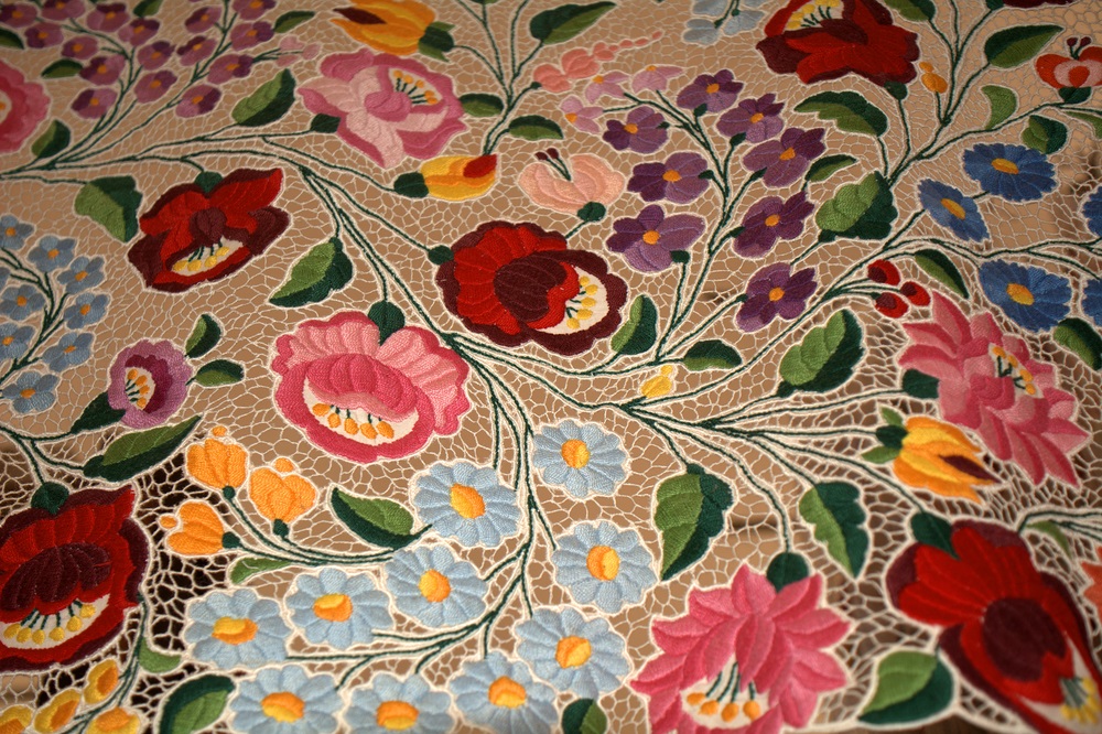 ハンガリーの可愛い伝統刺繍・カロチャ刺繍【ハンガリー情報】