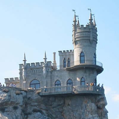 クリミア半島の美しい城：ツバメの巣、今にも断崖から落ちそうな城