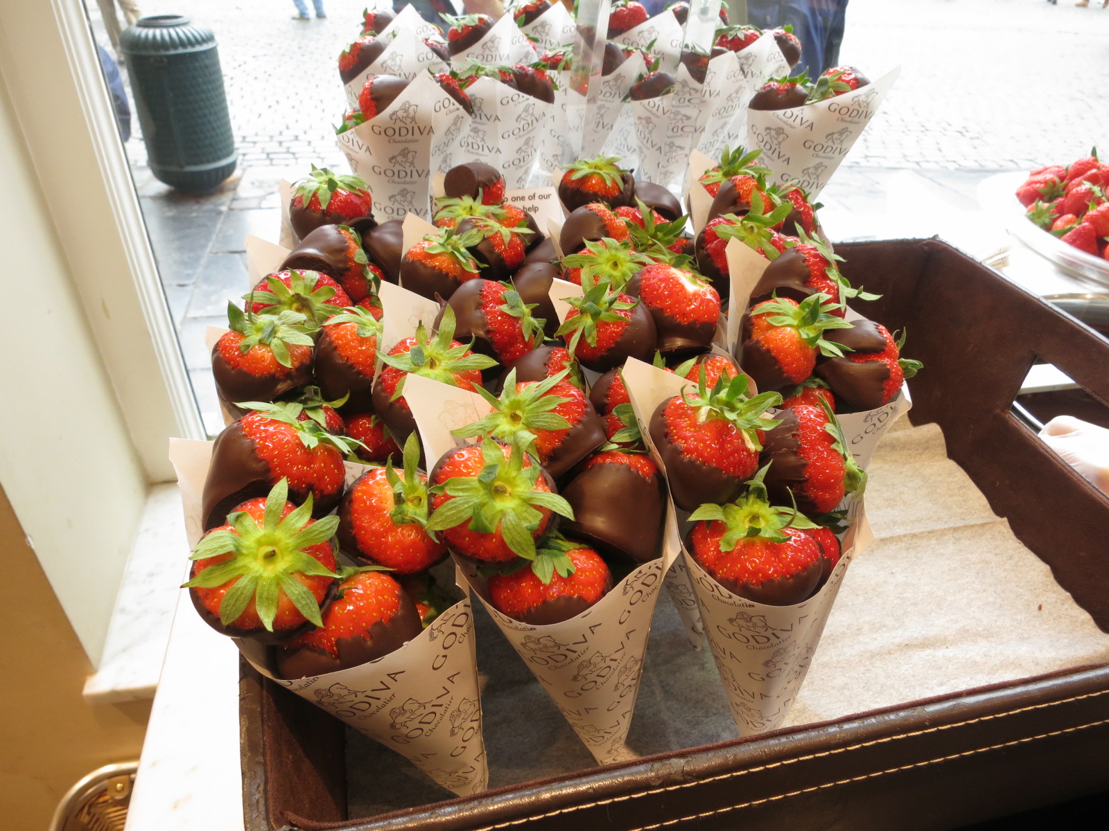 ベルギーチョコレート作り体験＆スイーツ食べ歩き　スイートな午後