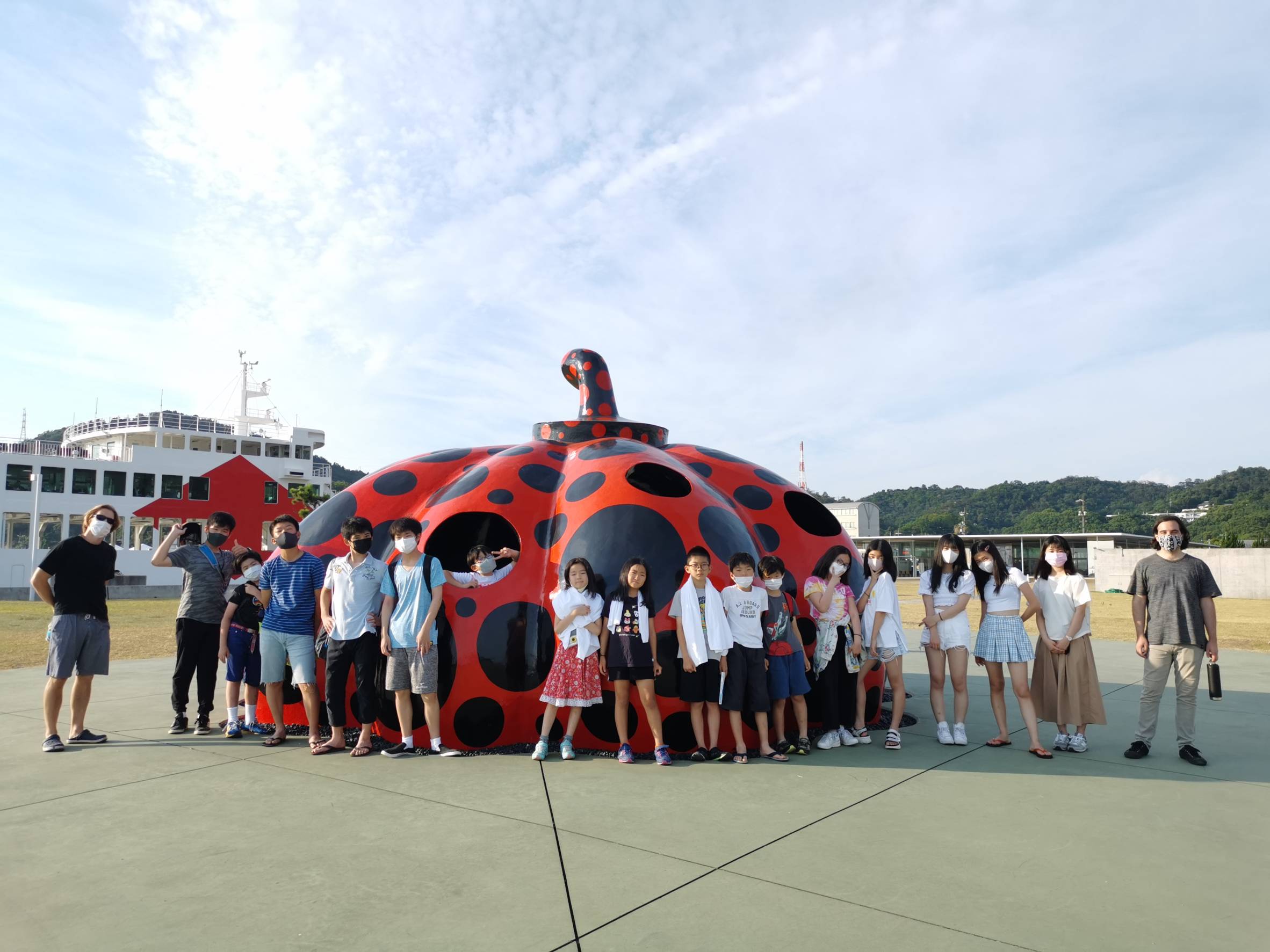 【英語とアート】2026年8月18日～8月21日（3泊4日）
夏休み イングリッシュキャンプ in 直島
―最大12名の少人数制で英会話とアート制作―