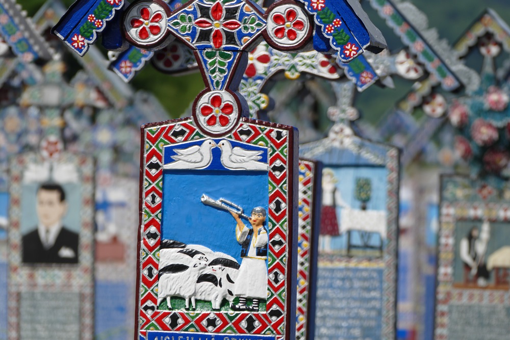 サプンツァの「陽気なお墓」【ルーマニア情報】