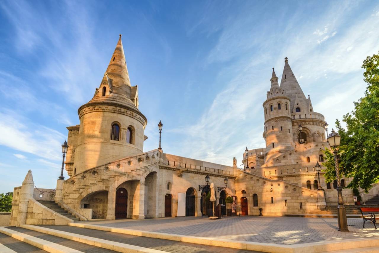 石灰石でできた真っ白な建物：漁夫の砦【ハンガリー情報】